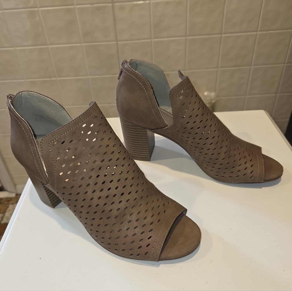 A.N.A. Brand - Ladies Faux Leather Open Toe Shooties - Size 6.5M - Like New!